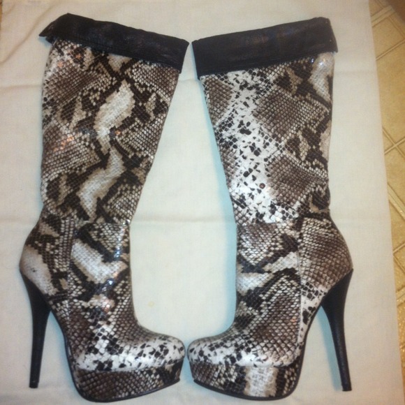 ✨Brand New✨ snake skin print boots