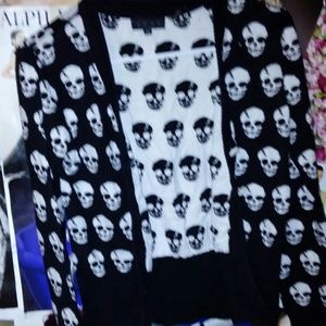 Black & White Skull Cardigan sz L/XL HOLD