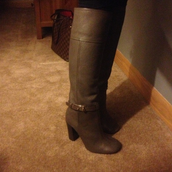 Tory Burch Leather taupe boots