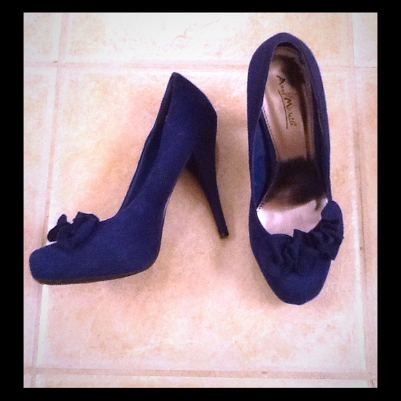 Navy heels