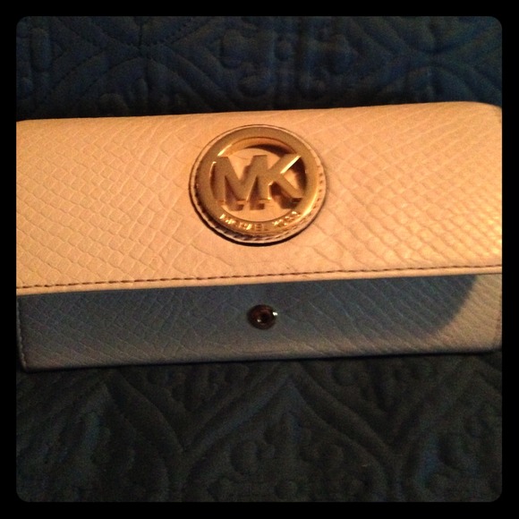 SOLD!! Extra requested pics of Michael Kors wallet