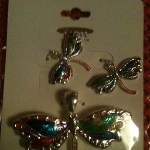 Silvery one dragonfly pendant and earring set