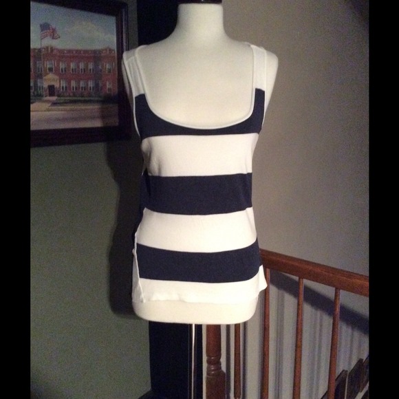 Sold in bundle Hi Lo Blue and White Tank - Picture 3 of 4