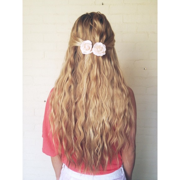 2 flower clips in off white