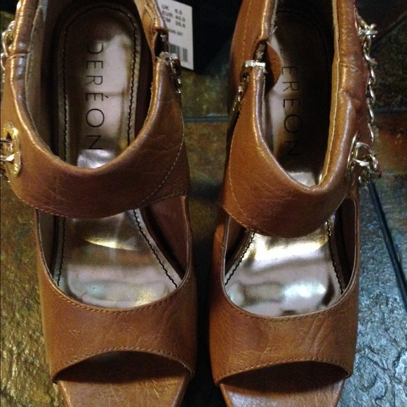 Dereon open toe brown heels with gold accents - Picture 4 of 5