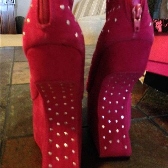 Magenta studded inverted heels - Picture 2 of 3