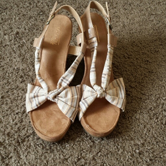 Khaki striped wedge sandals