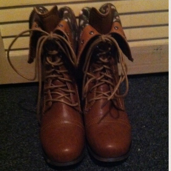 Brown floral combat boots 💕