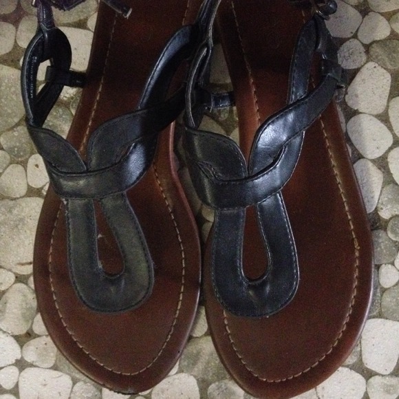 black strappy sandals