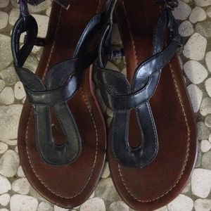 black strappy sandals