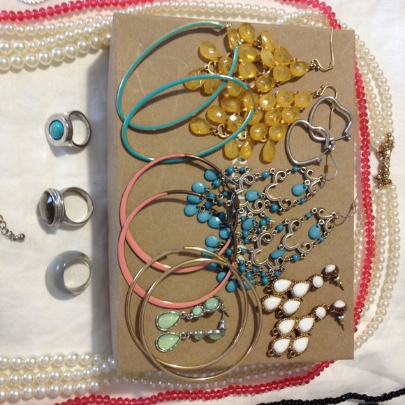 HUGE JEWELRY BUNDLE! - Picture 2 of 3