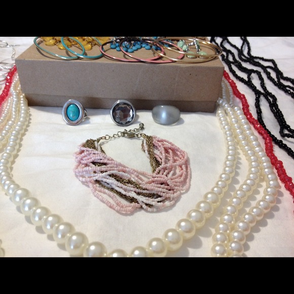 HUGE JEWELRY BUNDLE! - Picture 3 of 3
