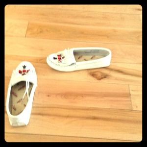 White Minnetonka