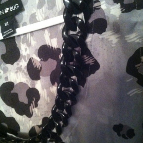 Fashion bug shirt with necklace built in - Picture 3 of 3