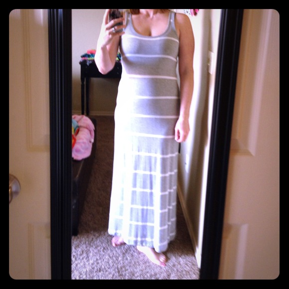 Gray and white long sleeveless maxi