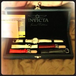 💙Invicta women's pearl face heart crystal watch💙