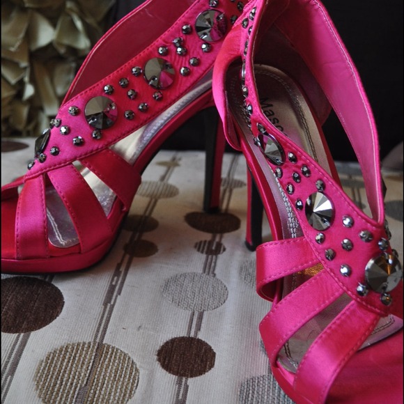Fuchsia heels with dark gray crystals