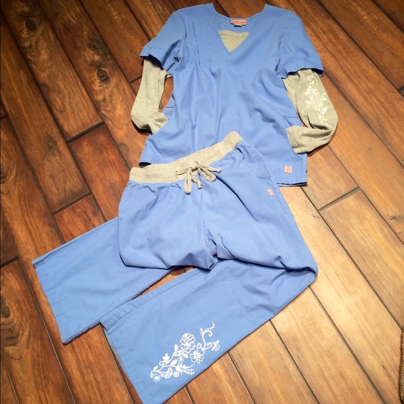 Katherine Heigle blue scrub top and pants set