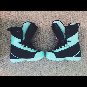 Mint green/black SNOWBOARDING BOOTS
