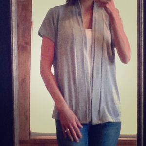 📦 SOLD IN BUNDLE Short-sleeved Gray Cardigan