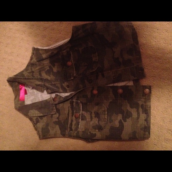 Never worn before camouflage vest