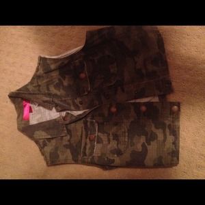 Never worn before camouflage vest