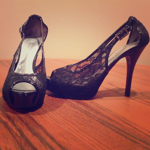 ⭐️SOLD⭐️Guess -  black lace heels - 7 1/2