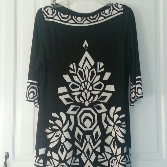 cute comfy dress with 3/4 sleeves. Black/white