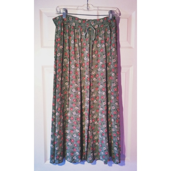 🚫Sold on Vinted🚫Vintage Green Floral Maxi Skirt
