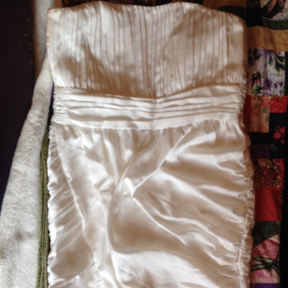 White & ruffle dress! 👗🎀 any question? Ask!