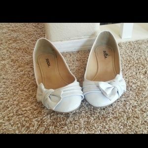 White soda bow flats