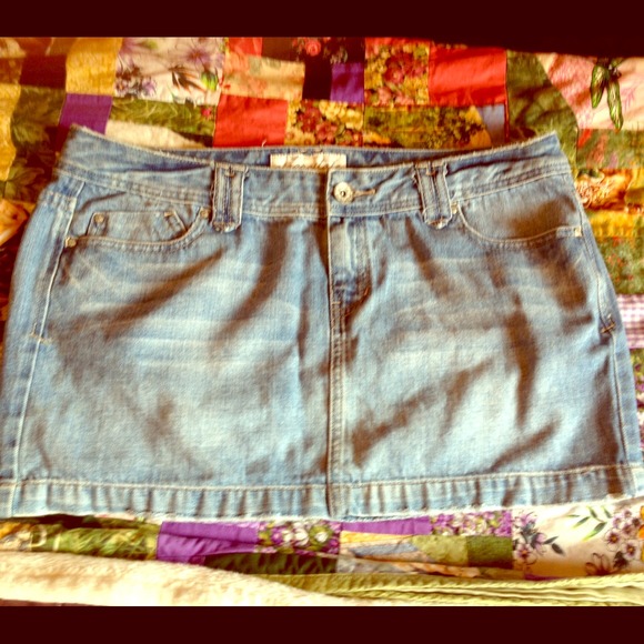 Pretty lil blue jean skirt! Any questions? Ask! 💋