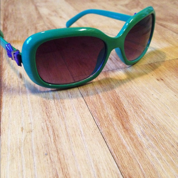 Green Bow Sunglasses - Picture 2 of 3