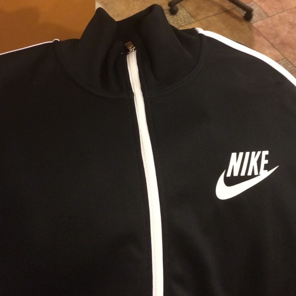 ⭕️SOLD⭕️Black and White (men's) NIKE track suit