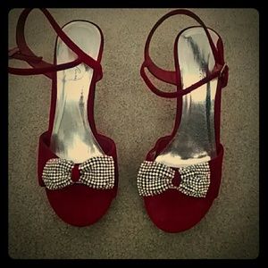 Bow heels