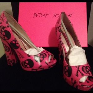 REDUCED‼️Betsy Johnson Pink Skull heels