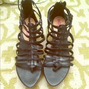 💥SOLD💥80 20 black strappy wedge sandals