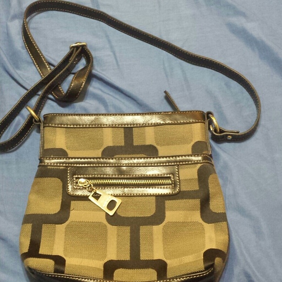 Super cute cross body purse by Nine West