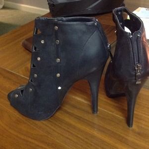 Black heel and charcoal necklace bundle