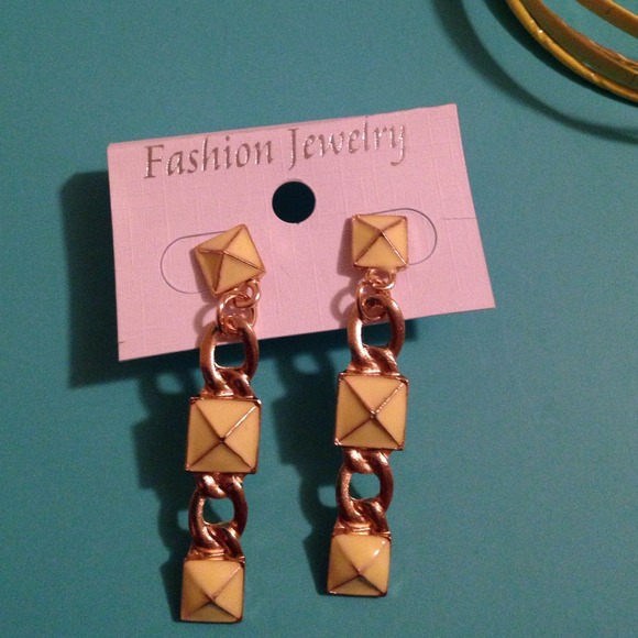 Jewelry - 💢Last one  💢 New yellow drop earrings