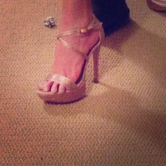 Beautiful glittery high heal sandals - Picture 1 of 4
