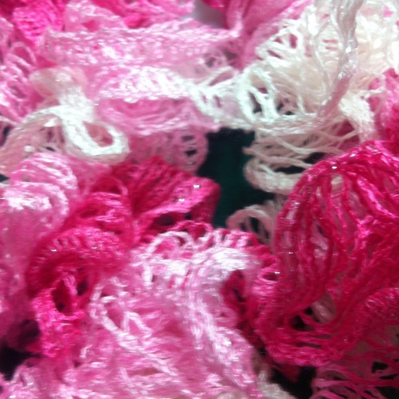 NEW! Pretty pink & white handmade ruffle scarf! - Picture 3 of 3