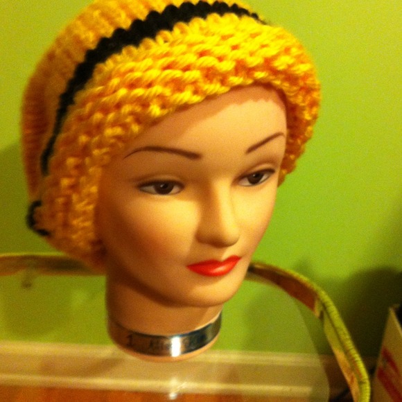 UNIQUE GOLD AND BLACK SLOUCH HAT