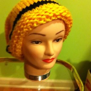 UNIQUE GOLD AND BLACK SLOUCH HAT
