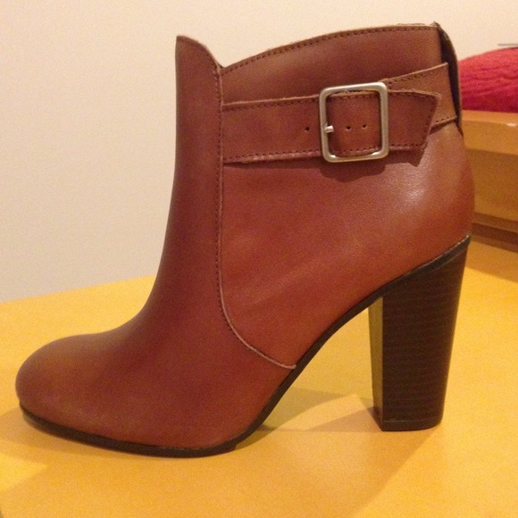 Liz Claiborne Boots - Cute Liz Claiborne Brown Ankle Booties!