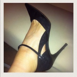 Gucci black pumps