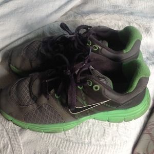 Boys nike glide 2 size 2 youth