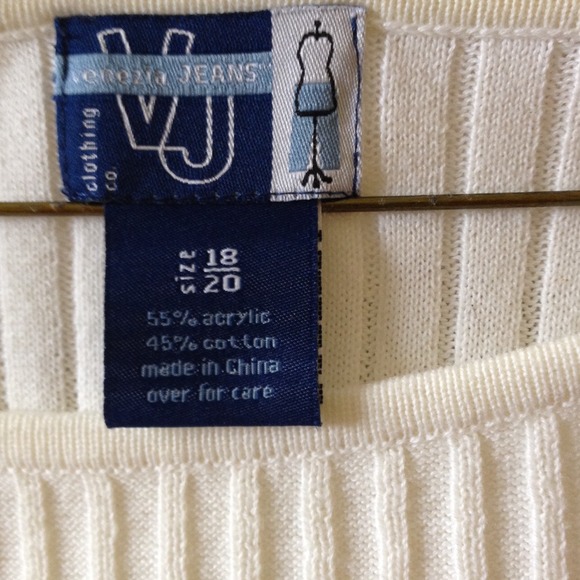 White short sleeved top - Picture 2 of 2