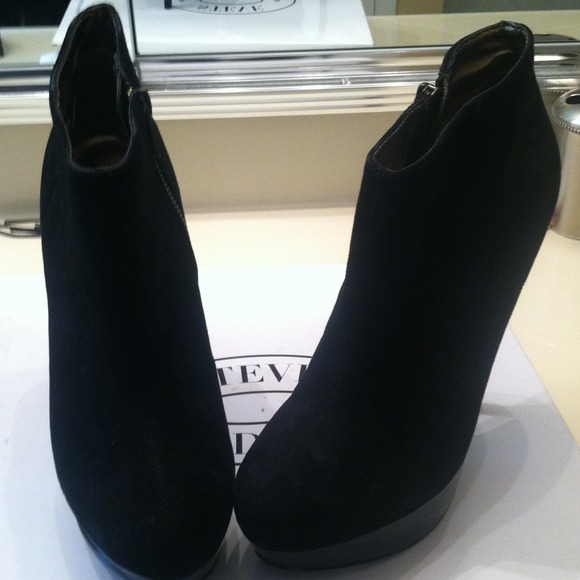 Steve Madden Chelseey Black Sued Boot