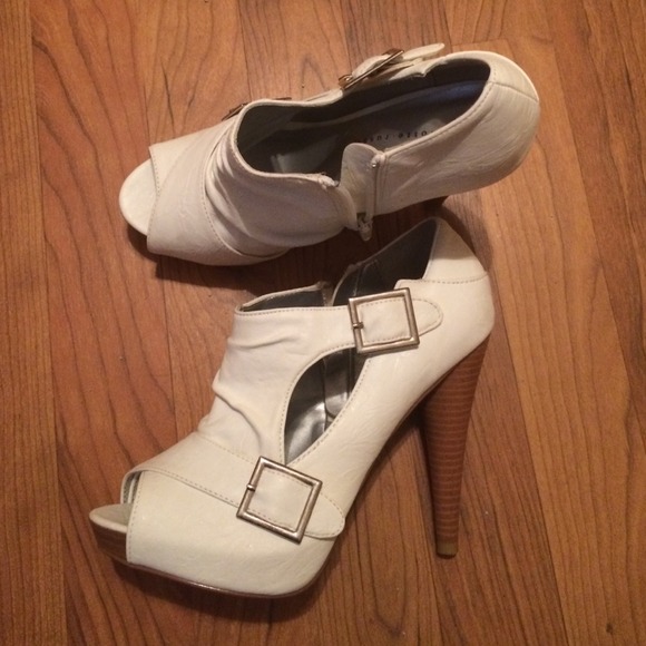 👠REDUCED👠 White with tan heels